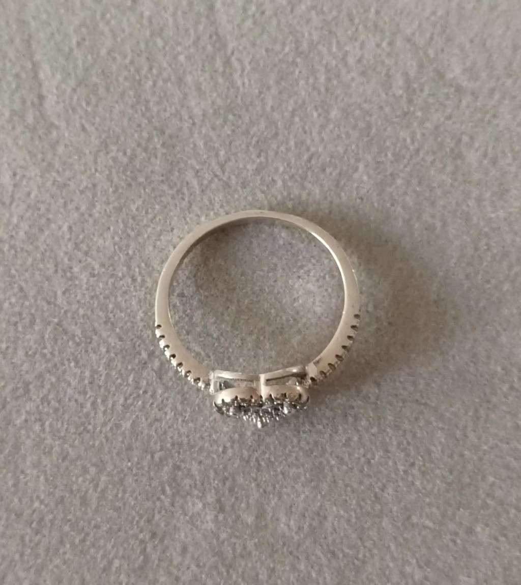 Sterling Silver & Marcasite Heart shaped ring. 2.35g. Size P.