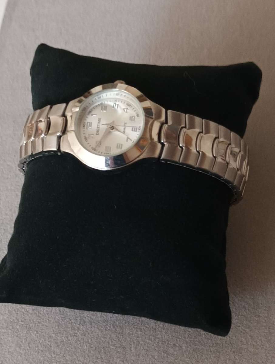 Digitime Quartz Stretch band Watch. New.