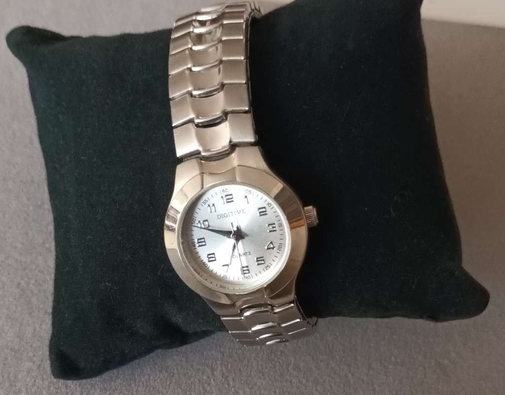 Digitime Quartz Stretch band Watch. New.