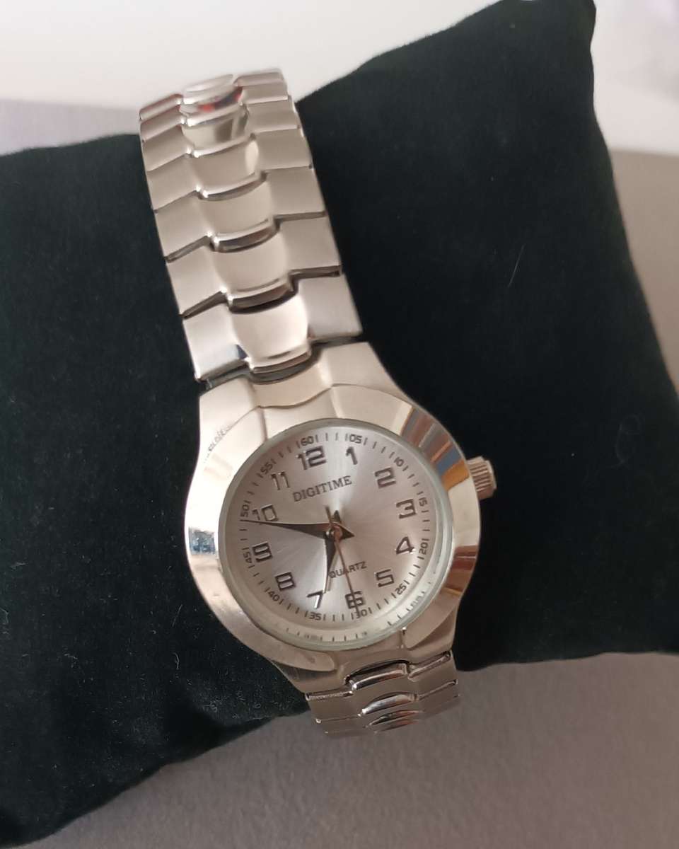 Digitime Quartz Stretch band Watch. New.