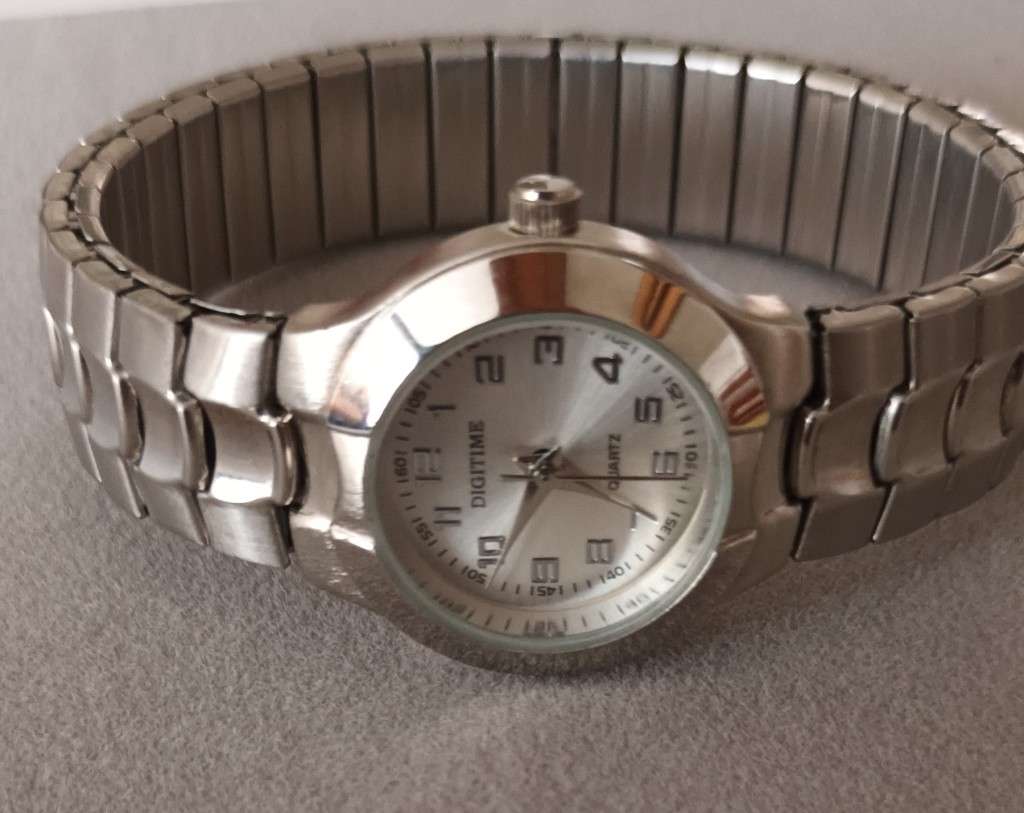 Digitime Quartz Stretch band Watch. New.