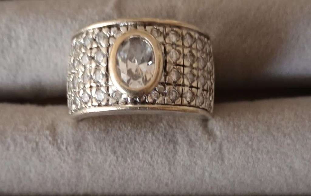 Stunning Solid Heavy Sterling Silver Ring with CZ. 8.54g. Size P.