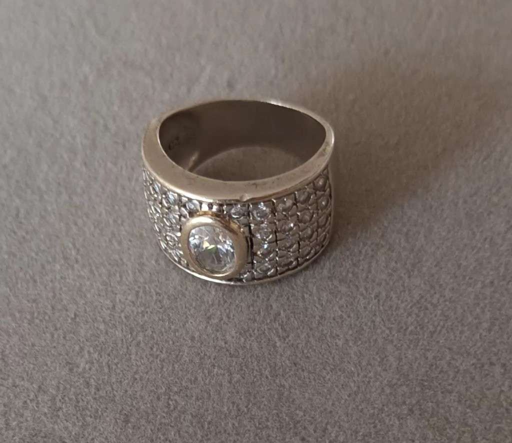 Stunning Solid Heavy Sterling Silver Ring with CZ. 8.54g. Size P.