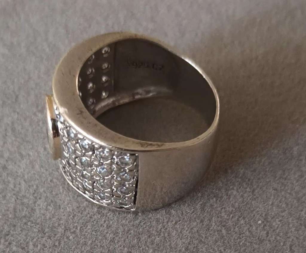 Stunning Solid Heavy Sterling Silver Ring with CZ. 8.54g. Size P.