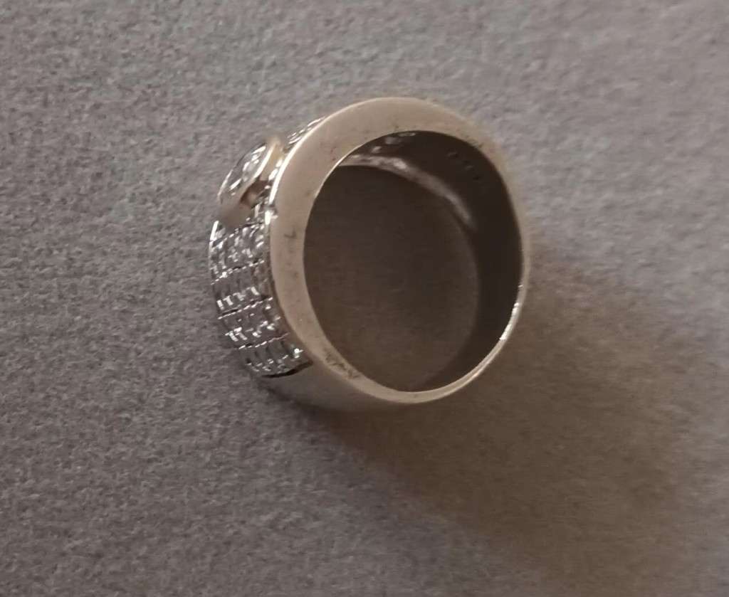 Stunning Solid Heavy Sterling Silver Ring with CZ. 8.54g. Size P.