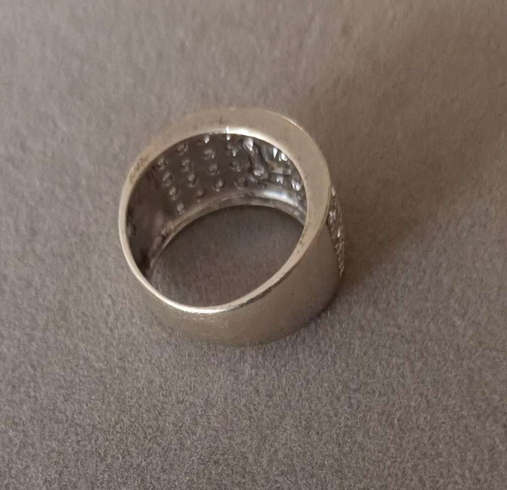 Stunning Solid Heavy Sterling Silver Ring with CZ. 8.54g. Size P.