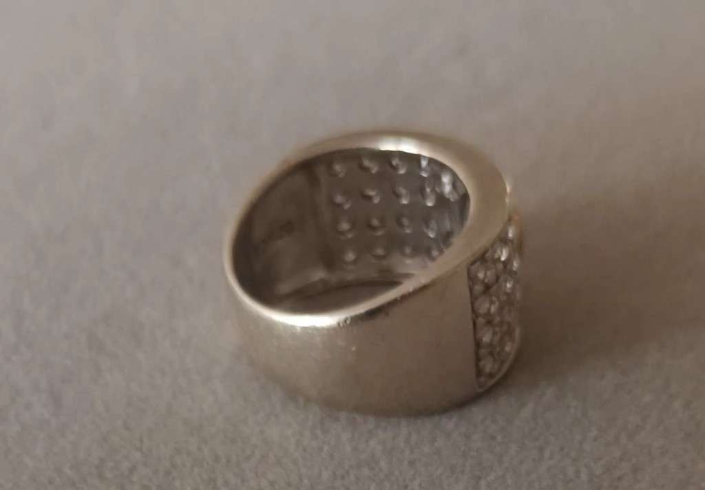 Stunning Solid Heavy Sterling Silver Ring with CZ. 8.54g. Size P.