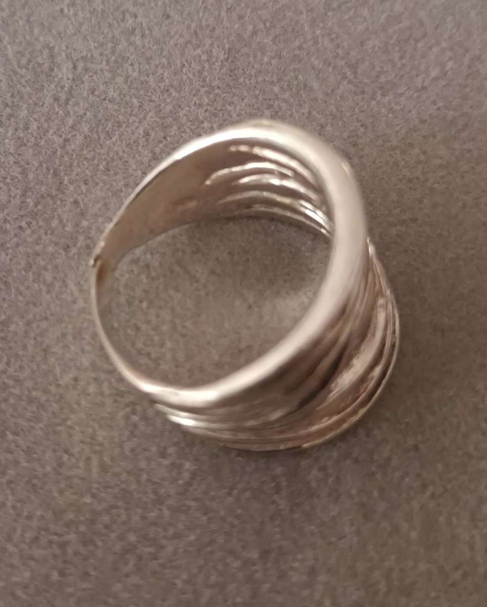 Sterling Silver Solid Ring. Needs fixing. 7.2g. Size M.