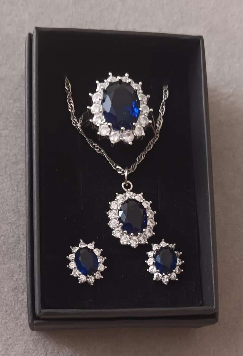 Fashion Jewellery Set. Necklace, Earrings & Ring size Q.