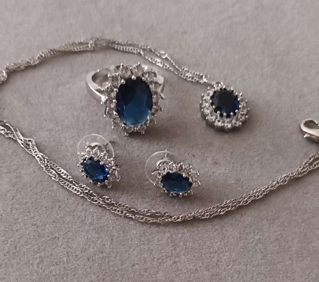 Fashion Jewellery Set. Necklace, Earrings & Ring size Q.