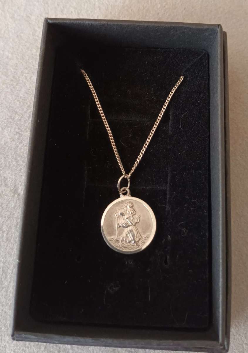 Sterling Silver Necklace with St. Christopher Pendant. 2.9g. 40cm.