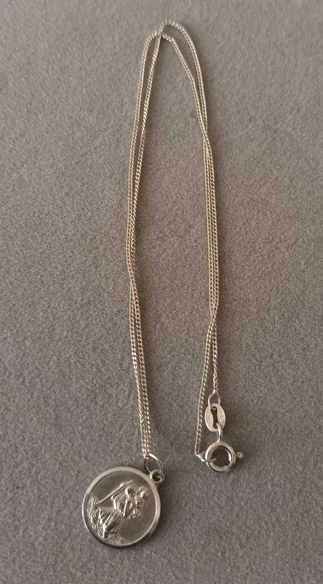 Sterling Silver Necklace with St. Christopher Pendant. 2.9g. 40cm.