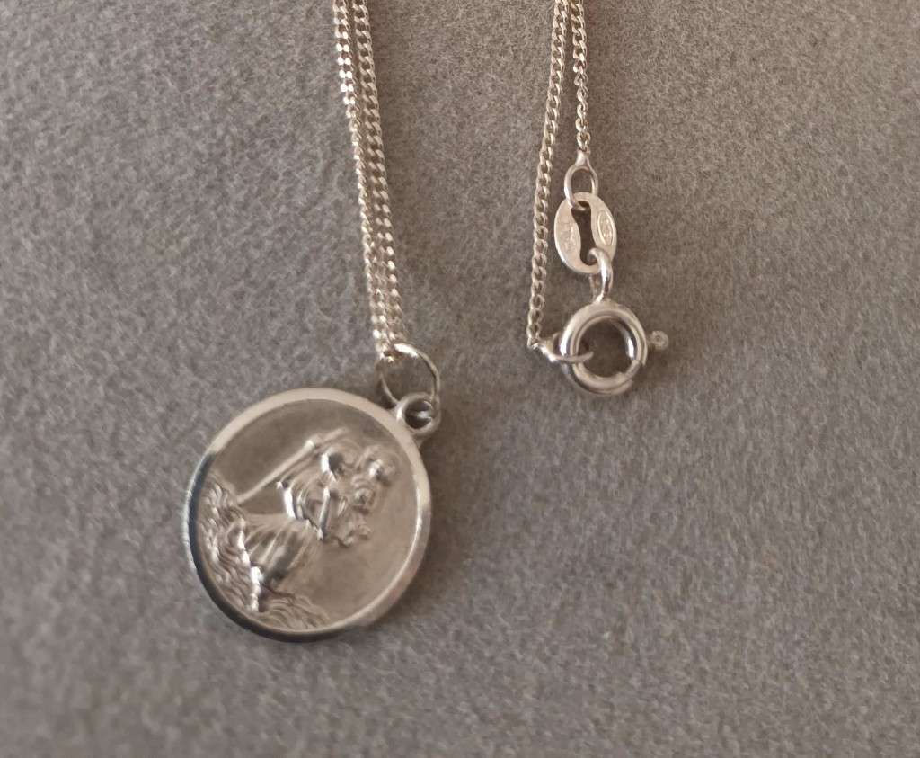 Sterling Silver Necklace with St. Christopher Pendant. 2.9g. 40cm.