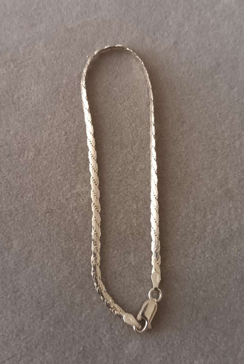 Stunning Italy Bracelet. 3.5g. Length 21cm.