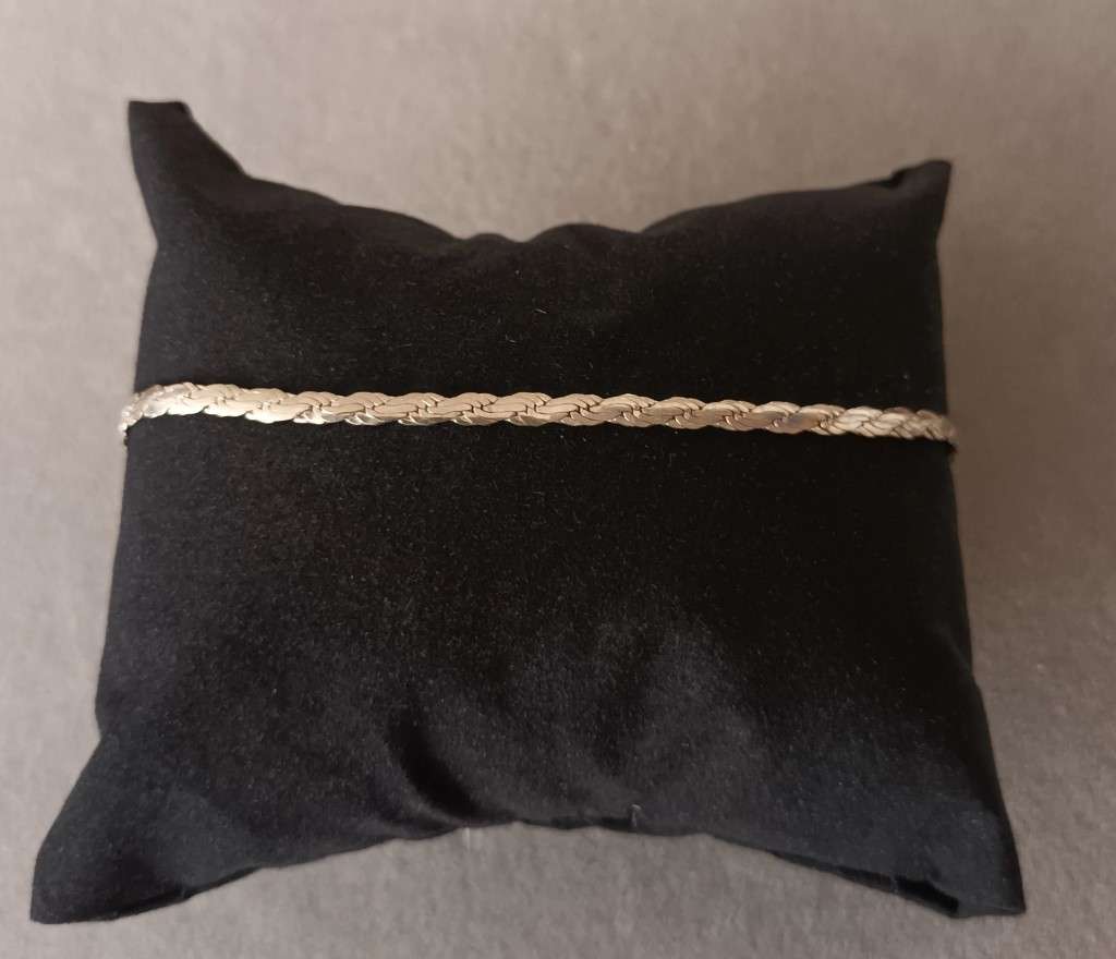 Stunning Italy Bracelet. 3.5g. Length 21cm.