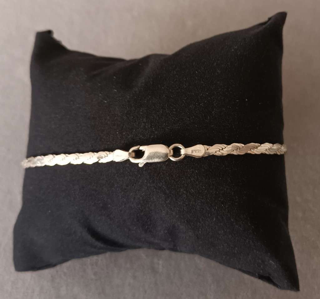 Stunning Italy Bracelet. 3.5g. Length 21cm.