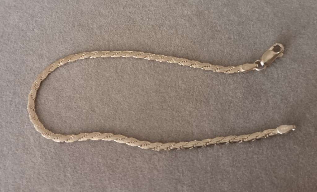 Stunning Italy Bracelet. 3.5g. Length 21cm.