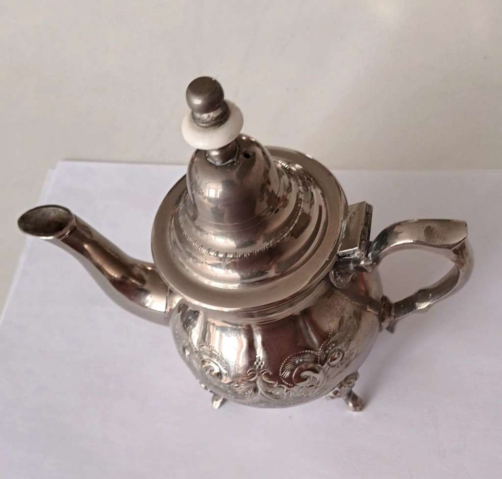 2 Cup Hand Etched Teapot. MARQUE DEPOSEe Hallmark.