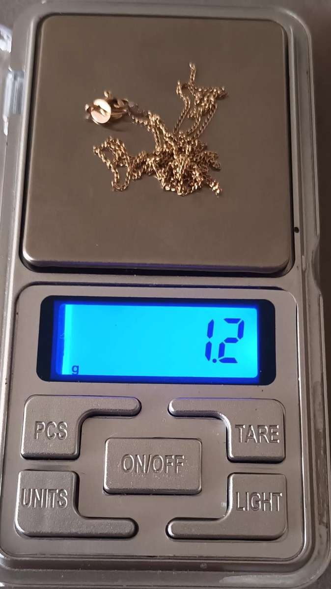 9ct 375 Gold Necklace. Broken. For scrap/ fixing. 1.2g