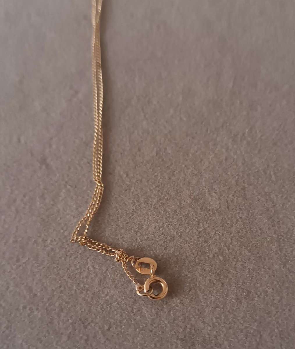 9ct 375 Gold Necklace. Broken. For scrap/ fixing. 1.2g