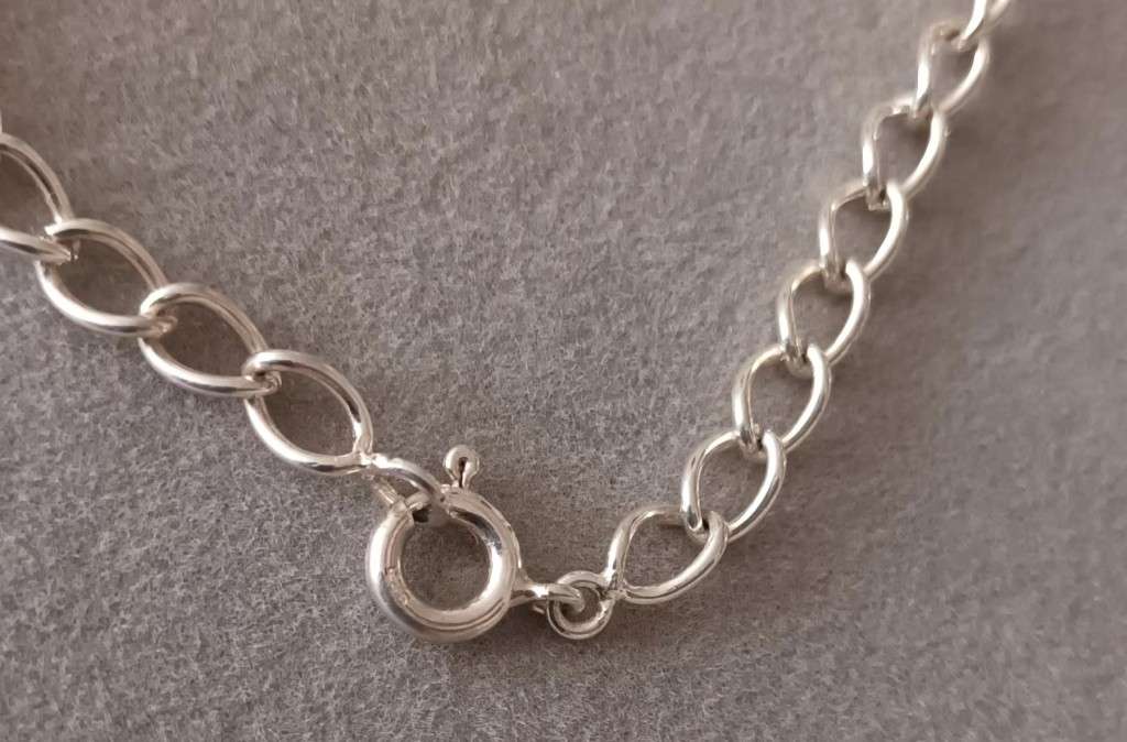 Sterling Silver Bracelet. 4.3g. 18cm.