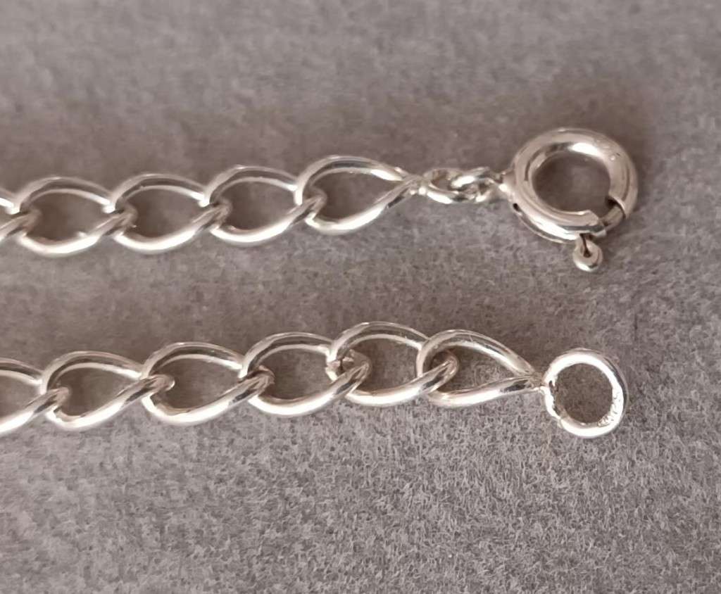 Sterling Silver Bracelet. 4.3g. 18cm.