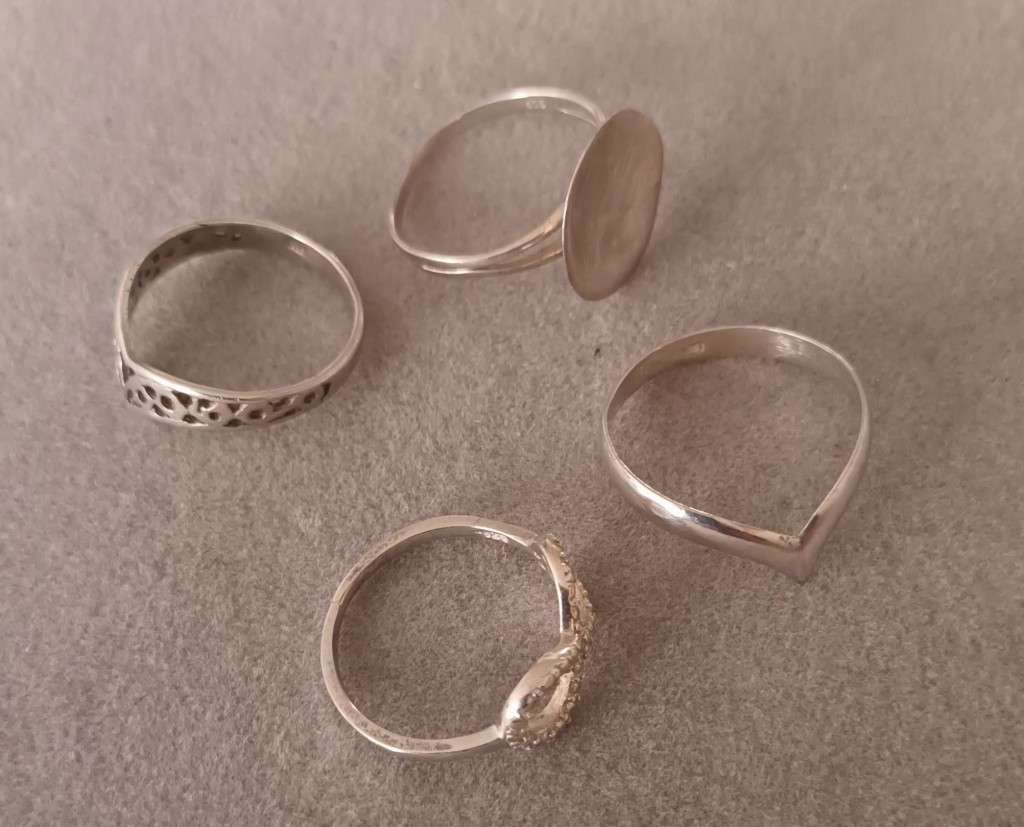Sterling Silver Rings x 4. 6.9g.