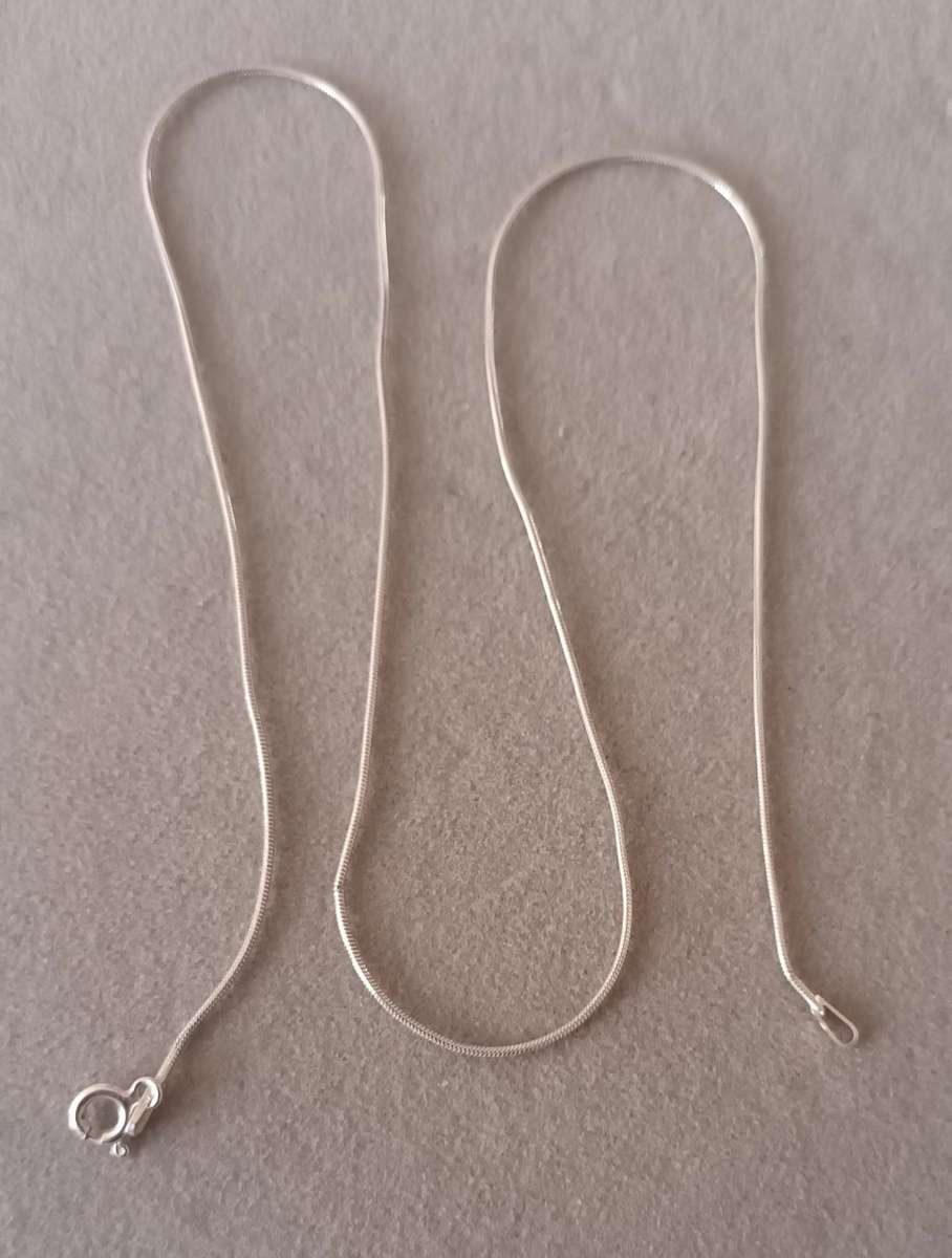 Sterling Silver Snake Chain. 2.8g. 45.5cm.