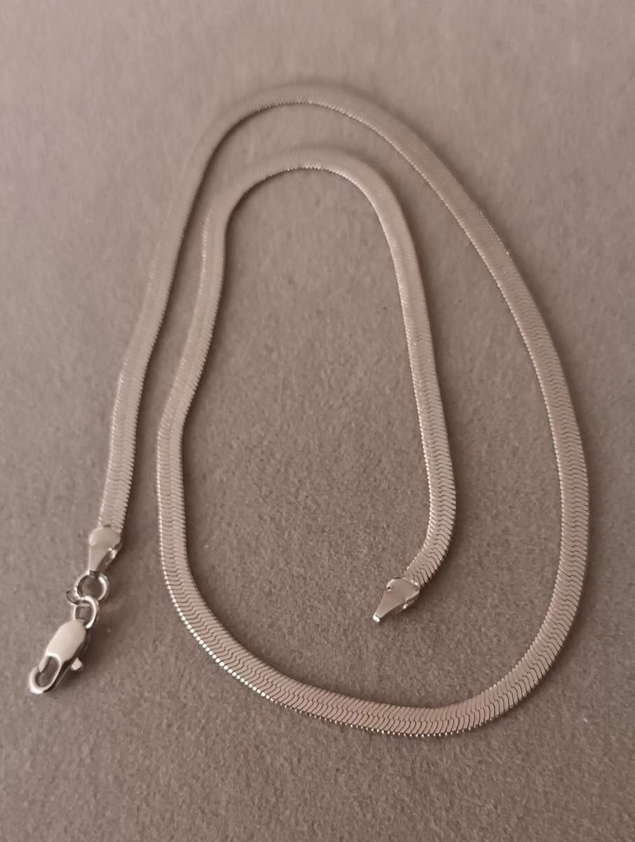 Exquisite Sterling Silver Herringbone Snake Chain. 8g. 45cm.