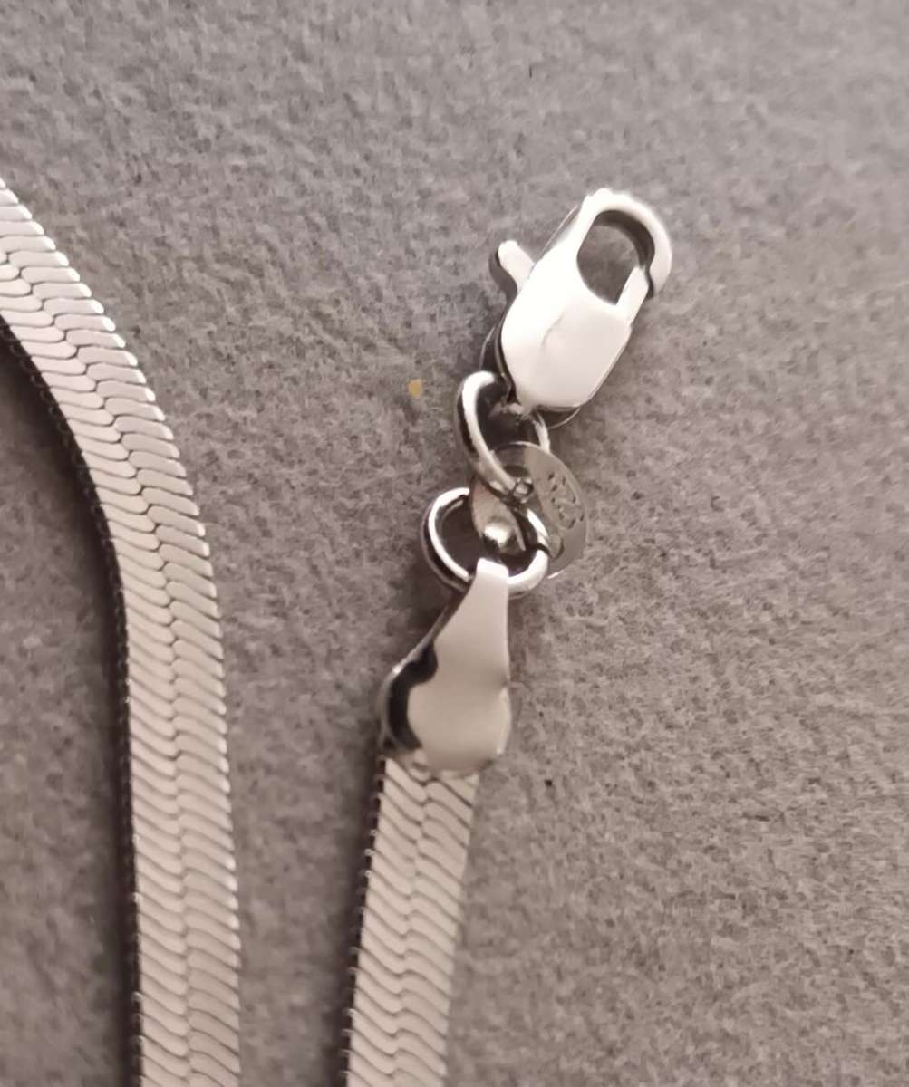 Exquisite Sterling Silver Herringbone Snake Chain. 8g. 45cm.
