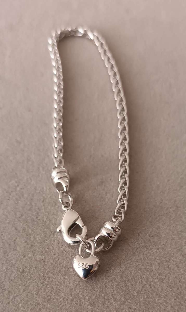 Lovely Sterling Silver Byzantine Bracelet. 6.3g. 18cm.