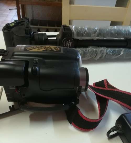 JVC VIDEO CAMERA MODEL GR - AX860. COMES WITH TRIPOD AND CARRY CASE & REMOTE CONTROL.