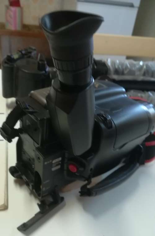 JVC VIDEO CAMERA MODEL GR - AX860. COMES WITH TRIPOD AND CARRY CASE & REMOTE CONTROL.