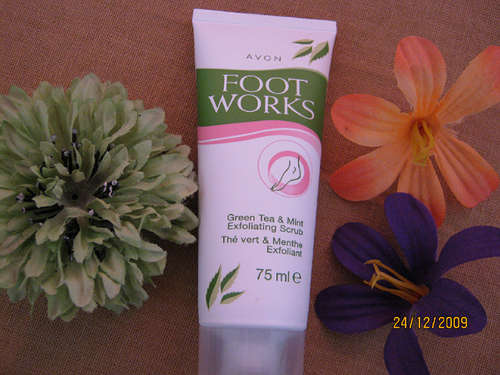 Avon Footworks " Green Tea & Mint Exfoliating Scrub " Give yourself a break!!