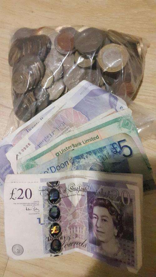 245 Euros & 220 Pounds - Mixed Bunde of Coins & Notes