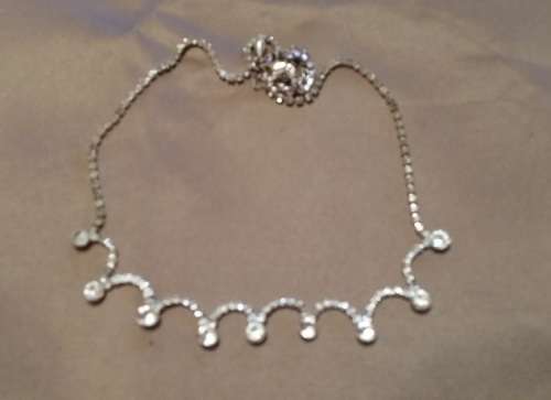 SILVER COLORED CRYSTAL STONES NECKLESS