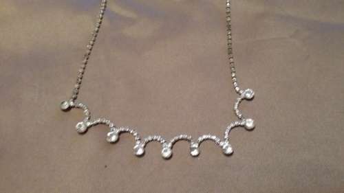 SILVER COLORED CRYSTAL STONES NECKLESS