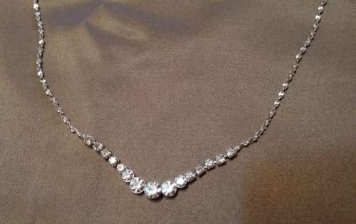 SILVER COLORED CRYSTAL STONES NECKLESS