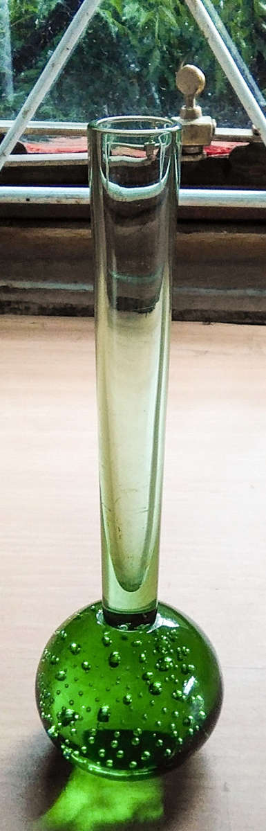 Control bubble bud vase