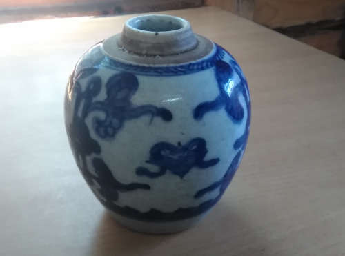 Small 19th century chinese jar
