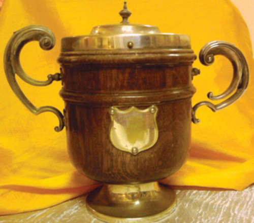 Two-handle wood and porcelain ice bucket