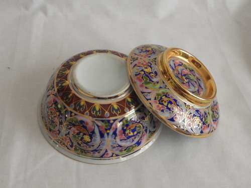 BRIGHT COLOURED BOWL WITH LID ( milk glass )