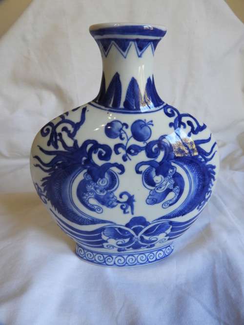 ATTRACTIVE BLUE AND WHITE VASE WITH DRAGONS