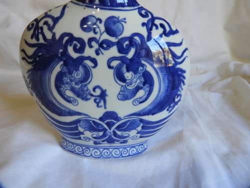 ATTRACTIVE BLUE AND WHITE VASE WITH DRAGONS