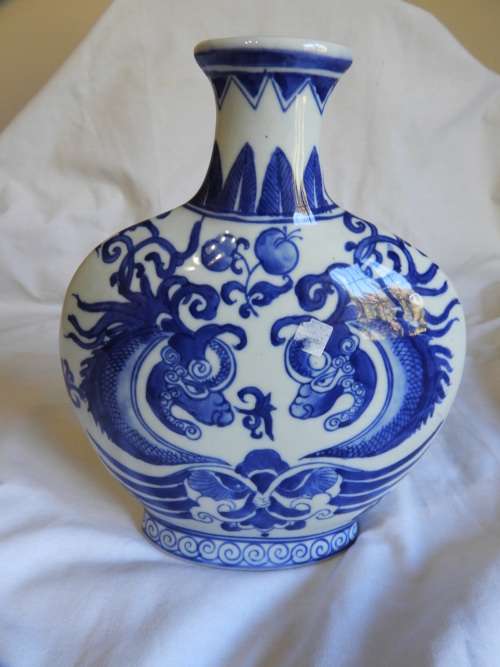 ATTRACTIVE BLUE AND WHITE VASE WITH DRAGONS