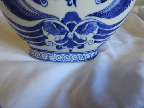 ATTRACTIVE BLUE AND WHITE VASE WITH DRAGONS