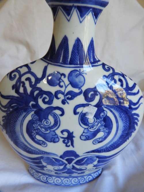 ATTRACTIVE BLUE AND WHITE VASE WITH DRAGONS