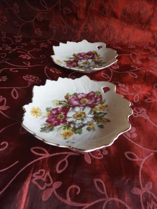 Matching trinket holders