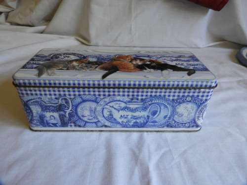 Cake / cookie tin with cats