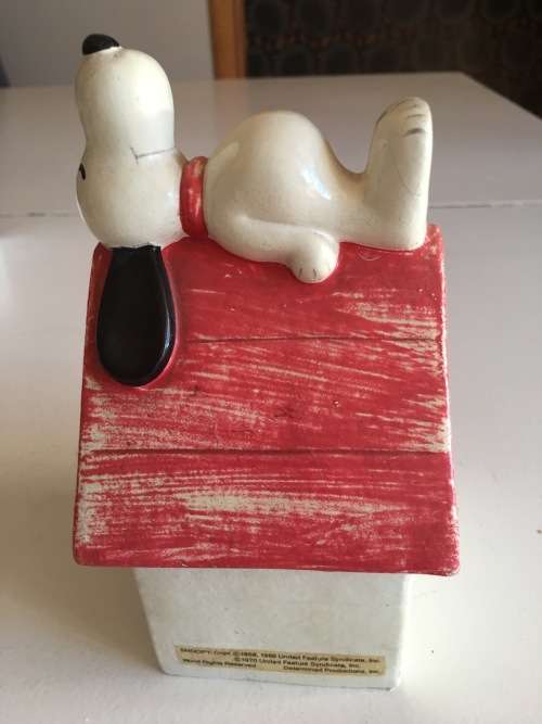 SNOOPY CHARACTER KENNEL CERAMIC MONEY BOX